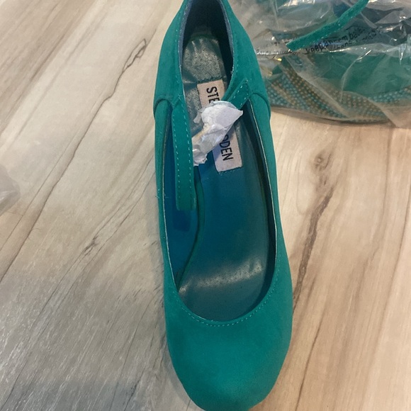 NWOT | Steve Madden Zigzagg Teal and Gold Spike Heels - Picture 4 of 6